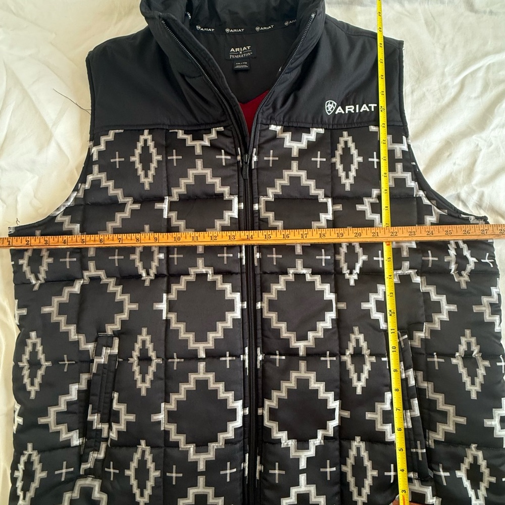 Ariat Men's Black and White Patterned Vest